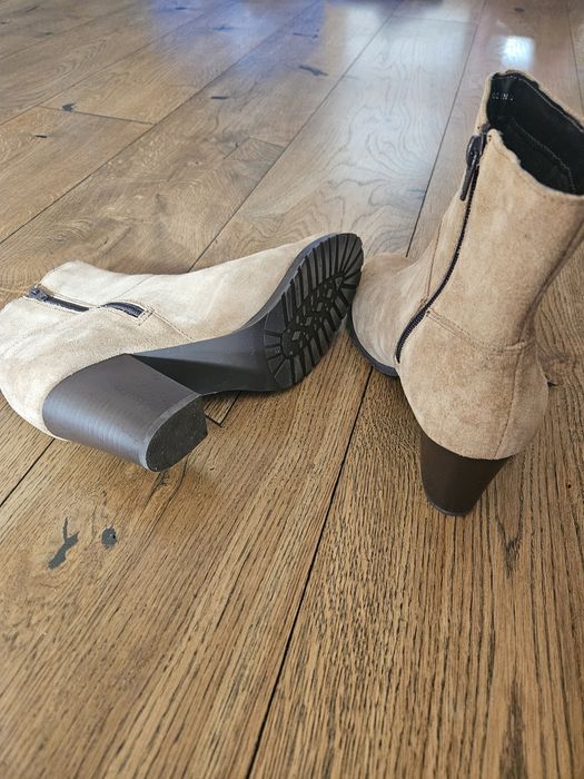 Дамски бежови боти