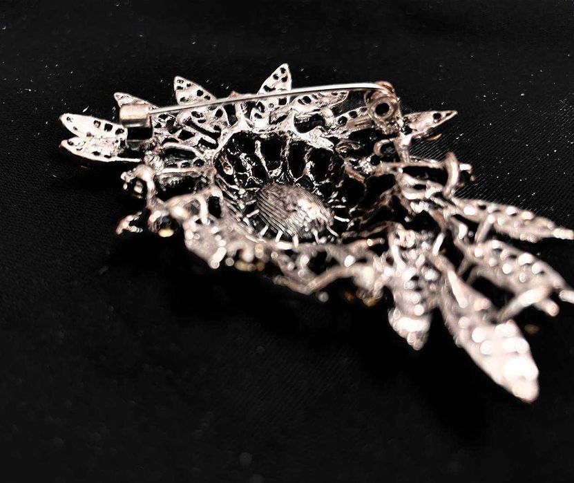 Элегантная винтажная брошь с черным кристаллом