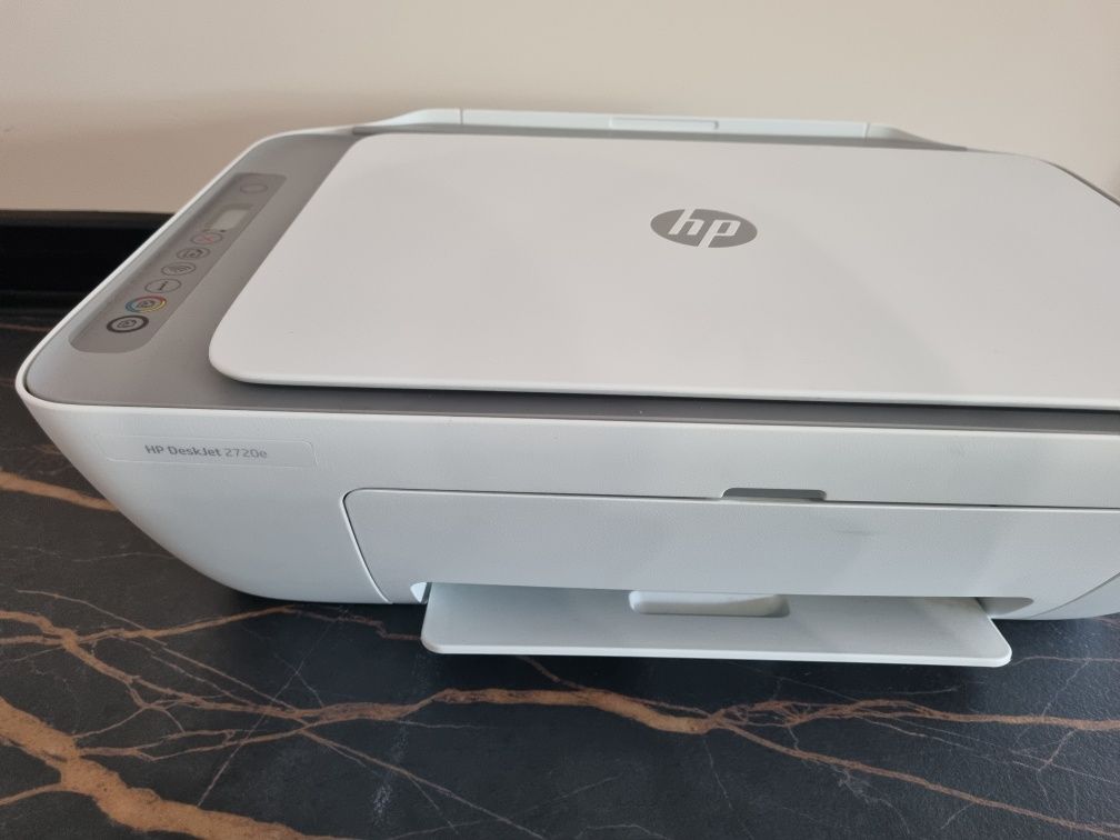 Продавам Wireless принтер HP DeskJet 2720e
