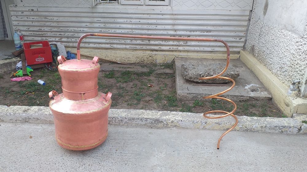 Vând cazan de țuică la 100 de  Litri  cu fundul de 4 mm