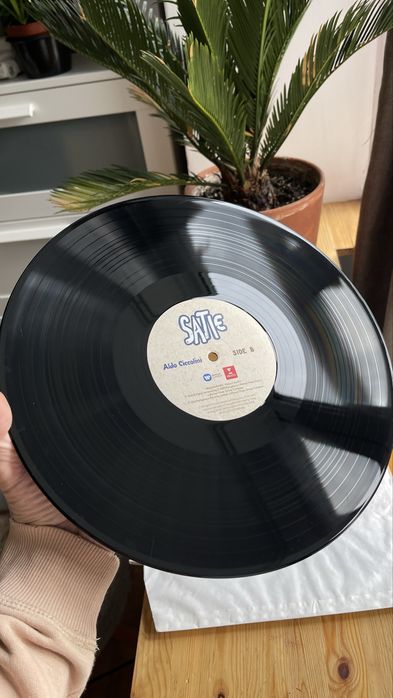 Продам Erik Satie виниловая пластинка в идеале