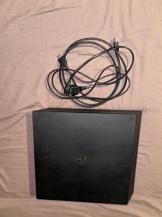 Конзола PS4 Pro + игри