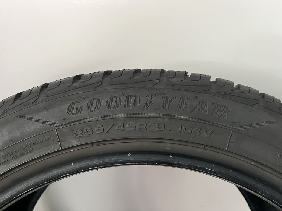 Зимни гуми 255/45/19 GoodYear