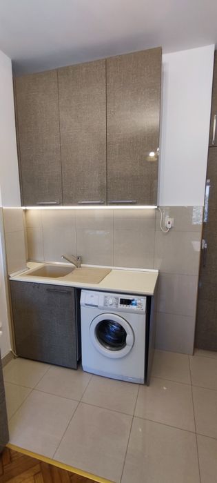 Отдава под наем двустаен апартамент в центъра на София