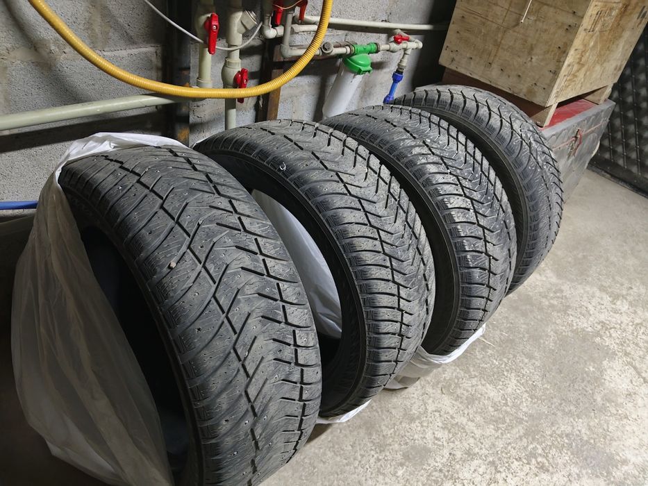 Зимние шины хорошем состоянии