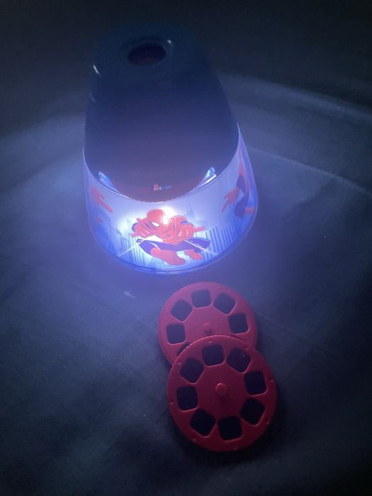 Нощна лампа Спайдърмен с 24 различни изображения на Спайдърмен.