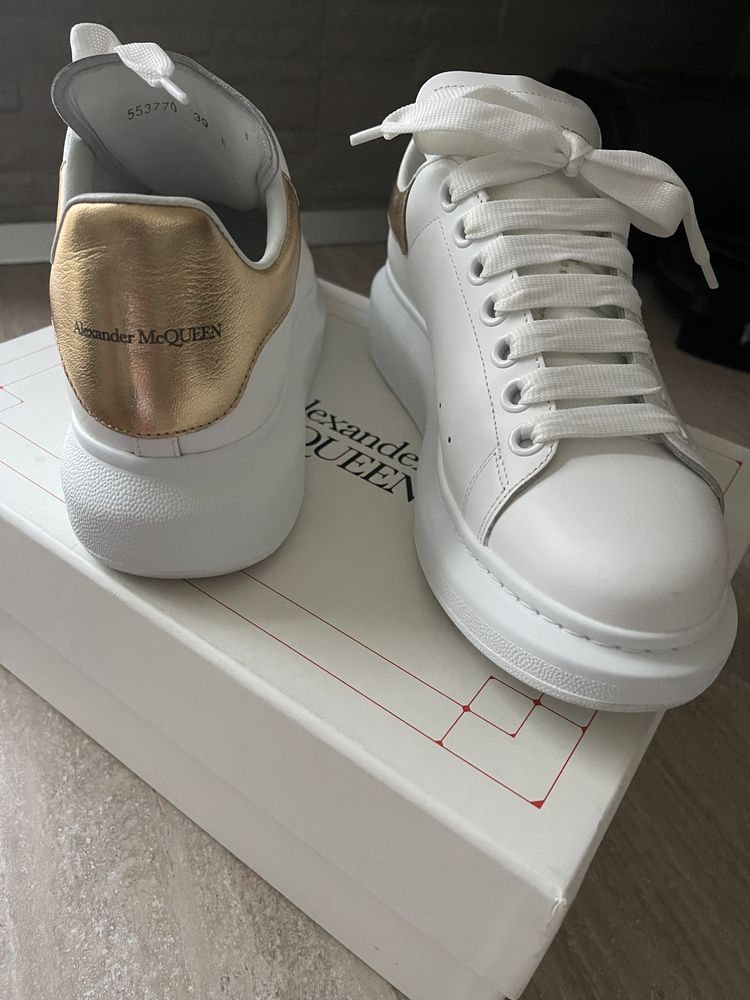 Vand sneakersi Alexander McQueen