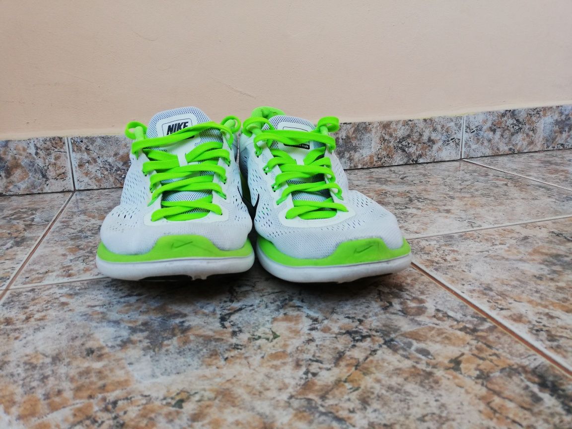 Обувки Nike Flex бели