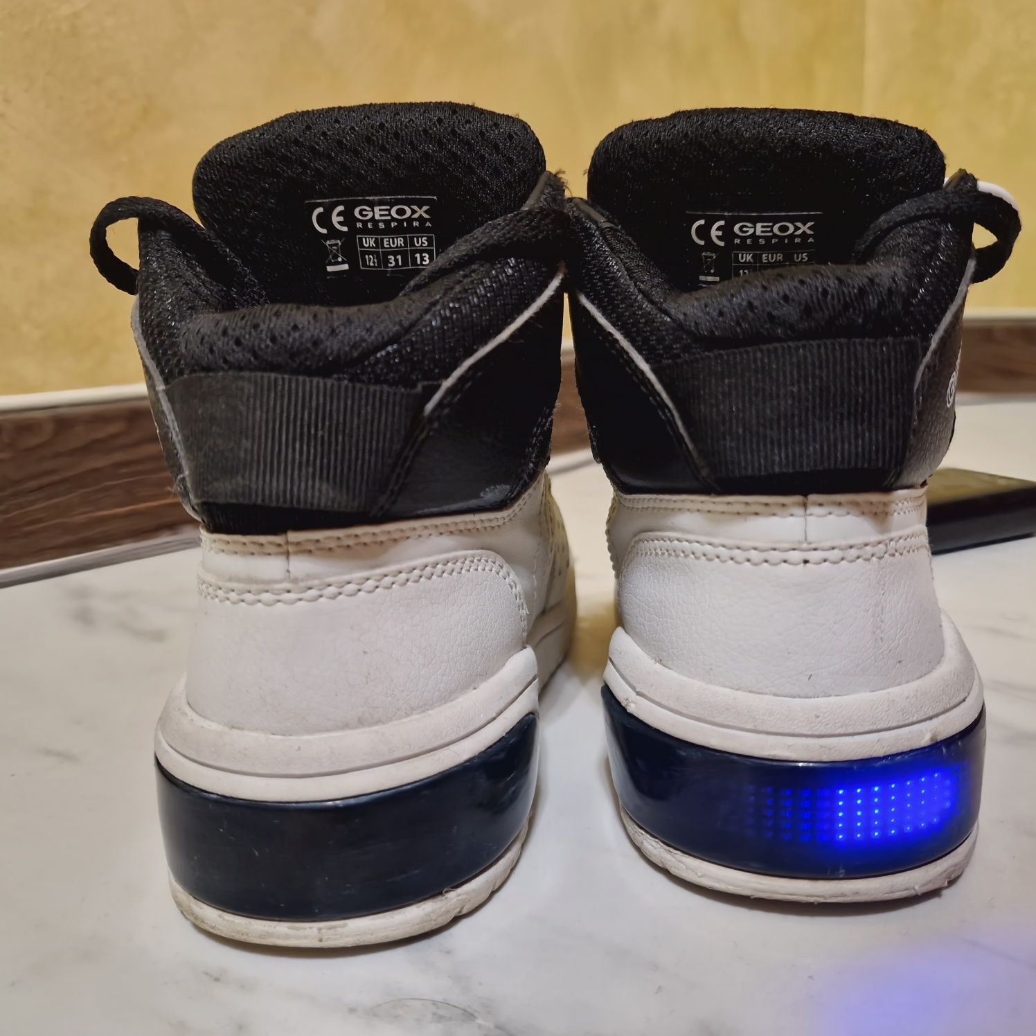Светещи обувки Geox