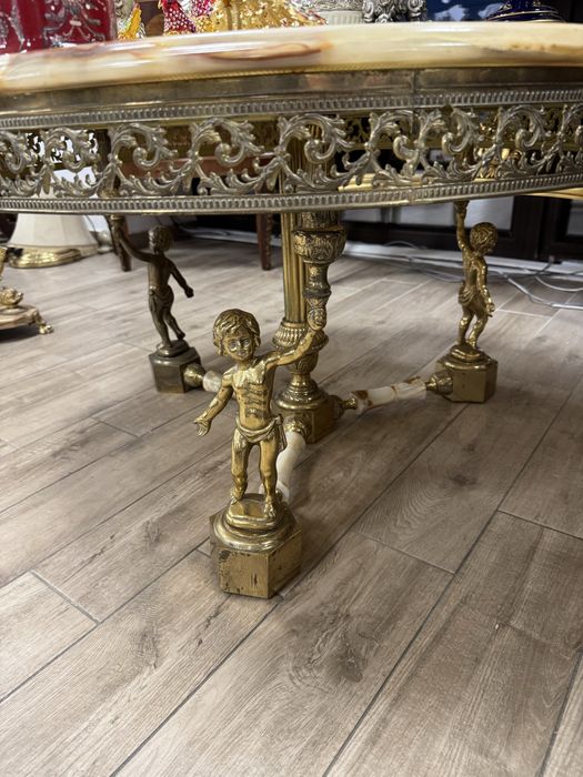 Masa deosebita din bronz cu blat de marmura