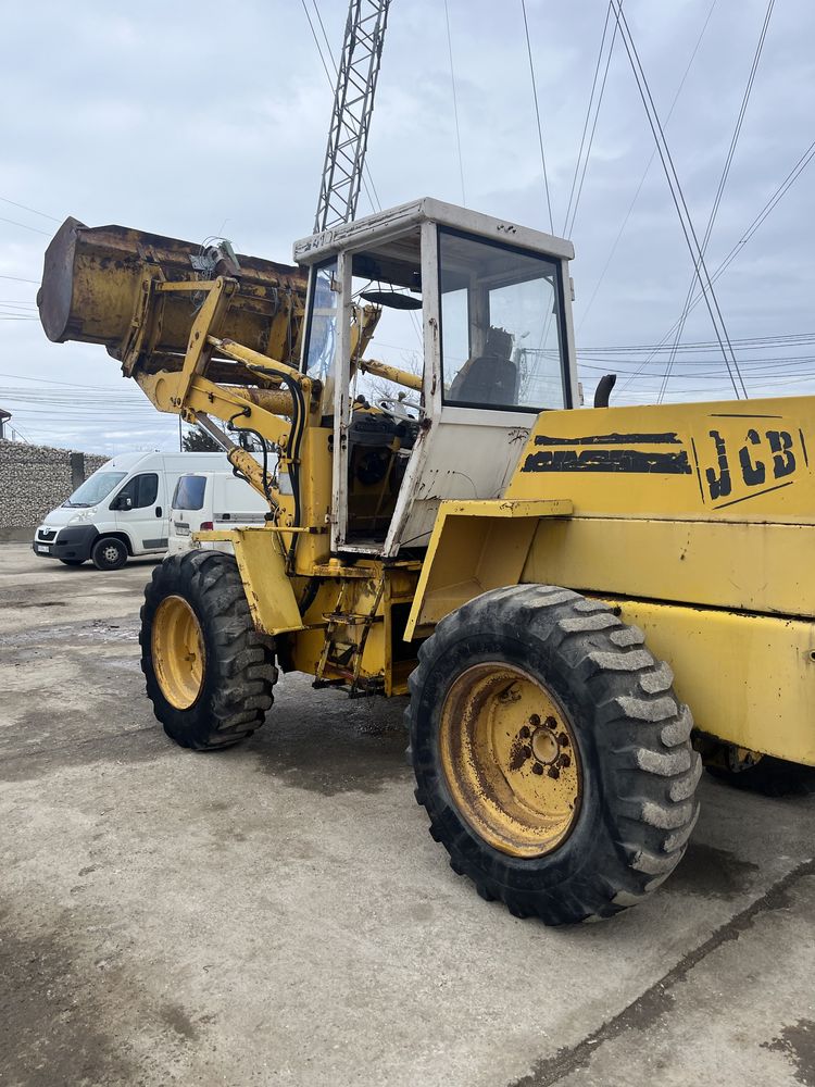 Schimb am nevoie de o bascula.  Vola JCB uzura la cupa motor defect