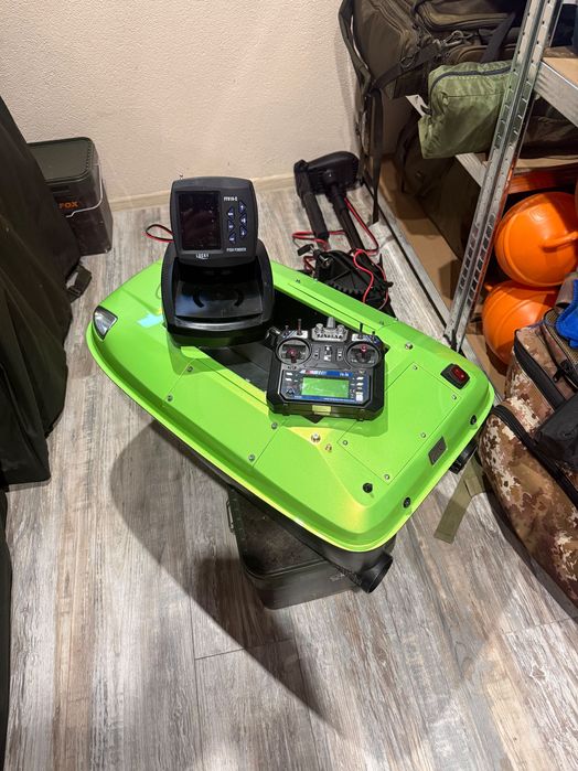 Шаранджийска лодка за захранка