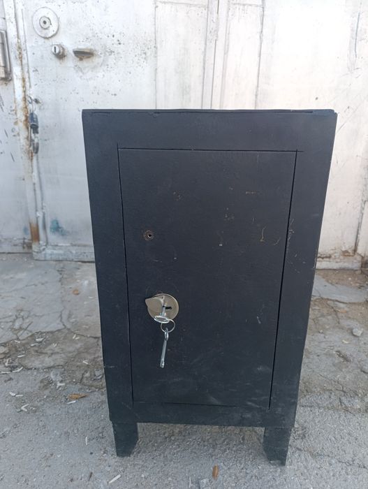 Продается сейф отличный