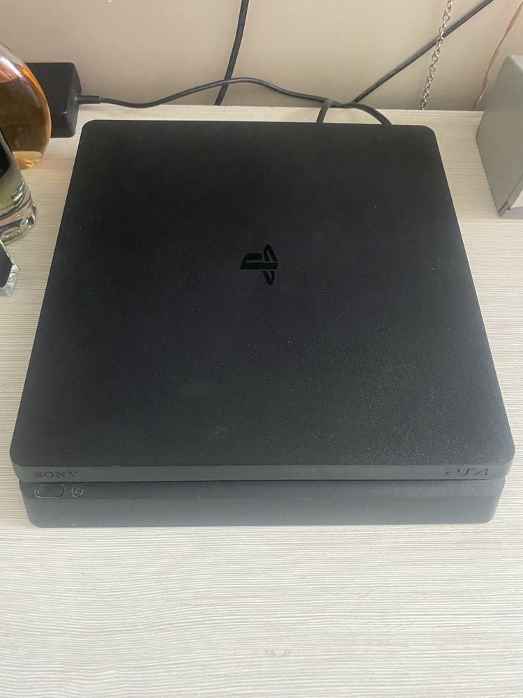 Конзола PS4 slim 1 TB + 23 игри + 3 джойстика