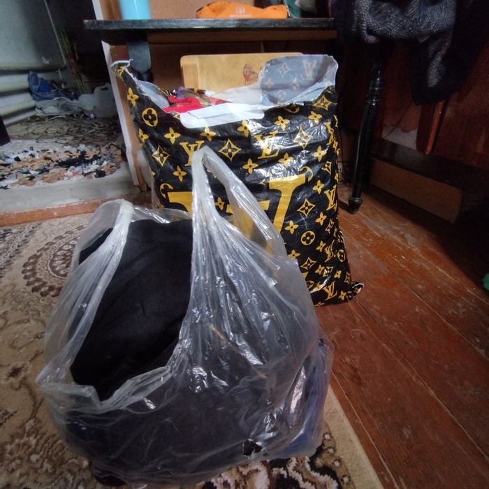 Болалар ва айоллар кийимлари хаммаси сотилади