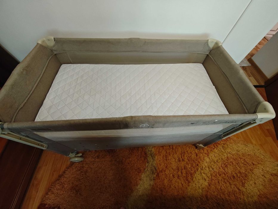 Vând pătuț de copii pliabil și ofer cadou salteaua din fibră de cocos