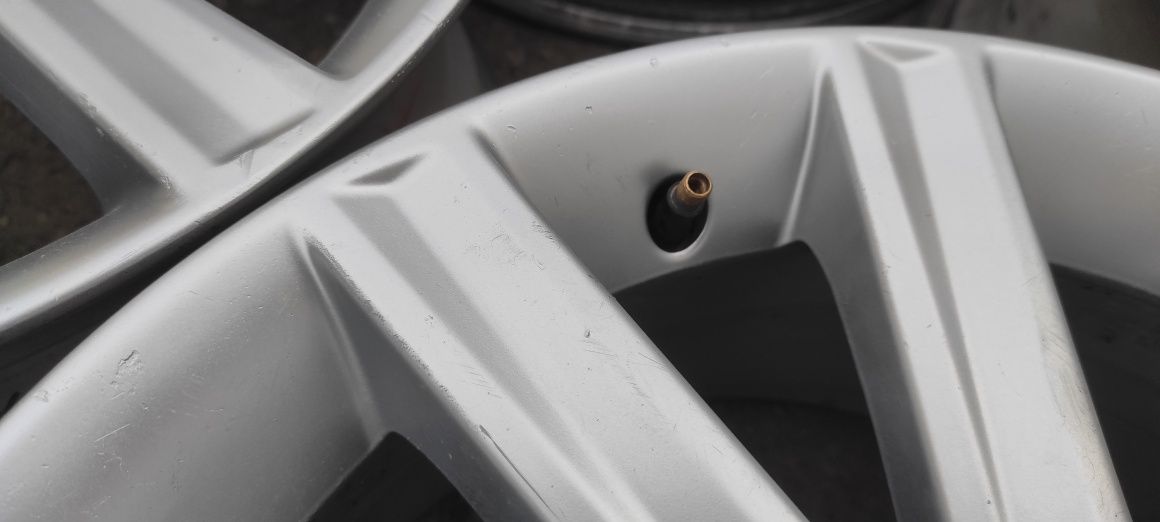 Комплект оригинальных дисков R17. Toyota Camry .