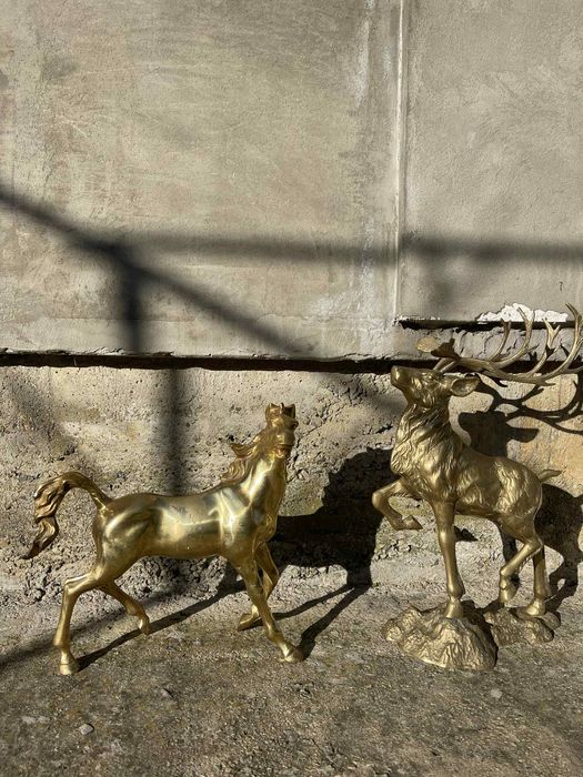 Бронзови елен  и кон