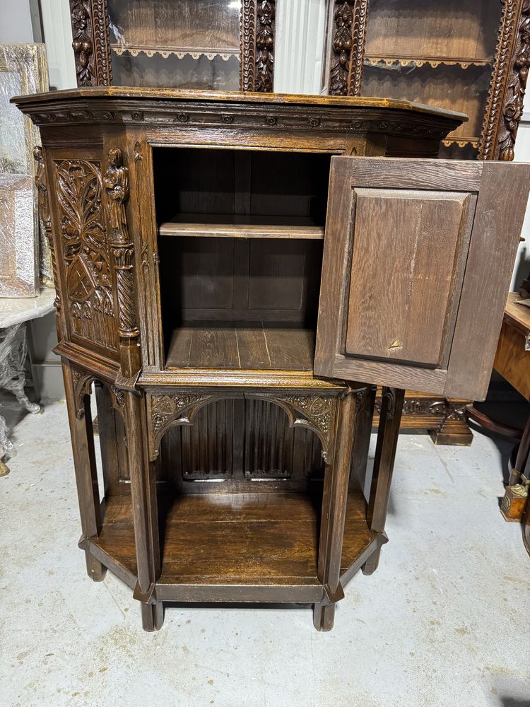 Bufet sculptat manual în stil gotic – piesă de colecție