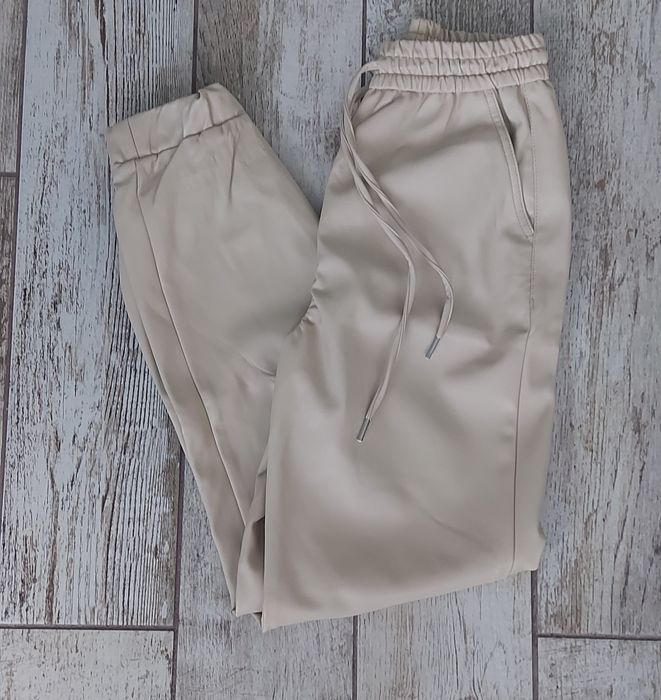 Дамски спортен панталон еко кожа CROPP