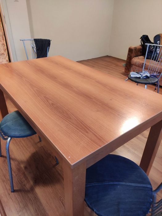 Трапезна маса неразтегаема