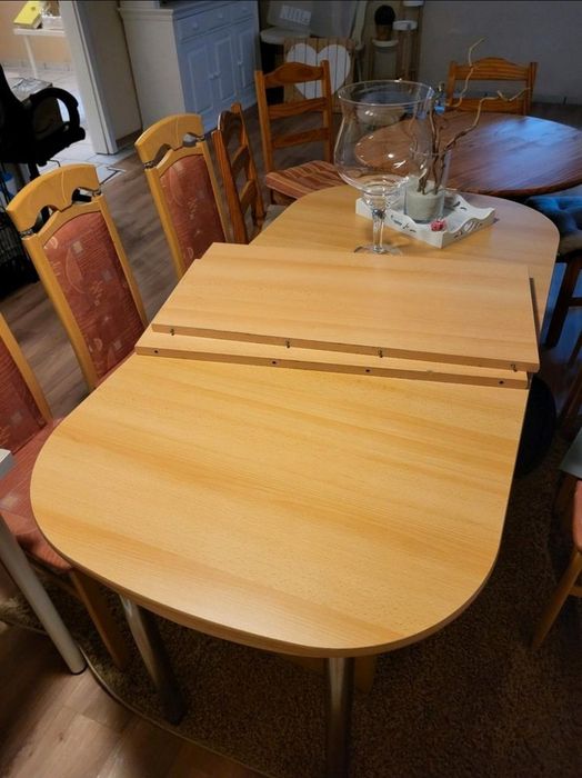 Masă extensibilă cu scaune