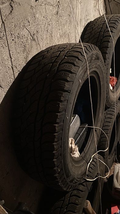 Продам зимние шины с шипами