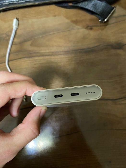 Поурбанк 10000мач бежывый цвет новый