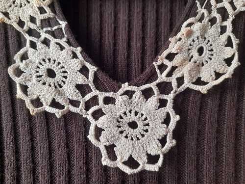 Pulover unicat maron cu garnitura de macramé  marimea L