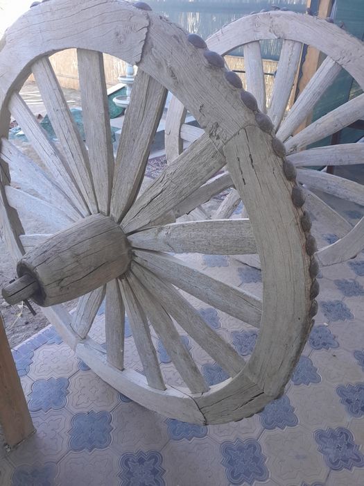Старинный колесо от арава