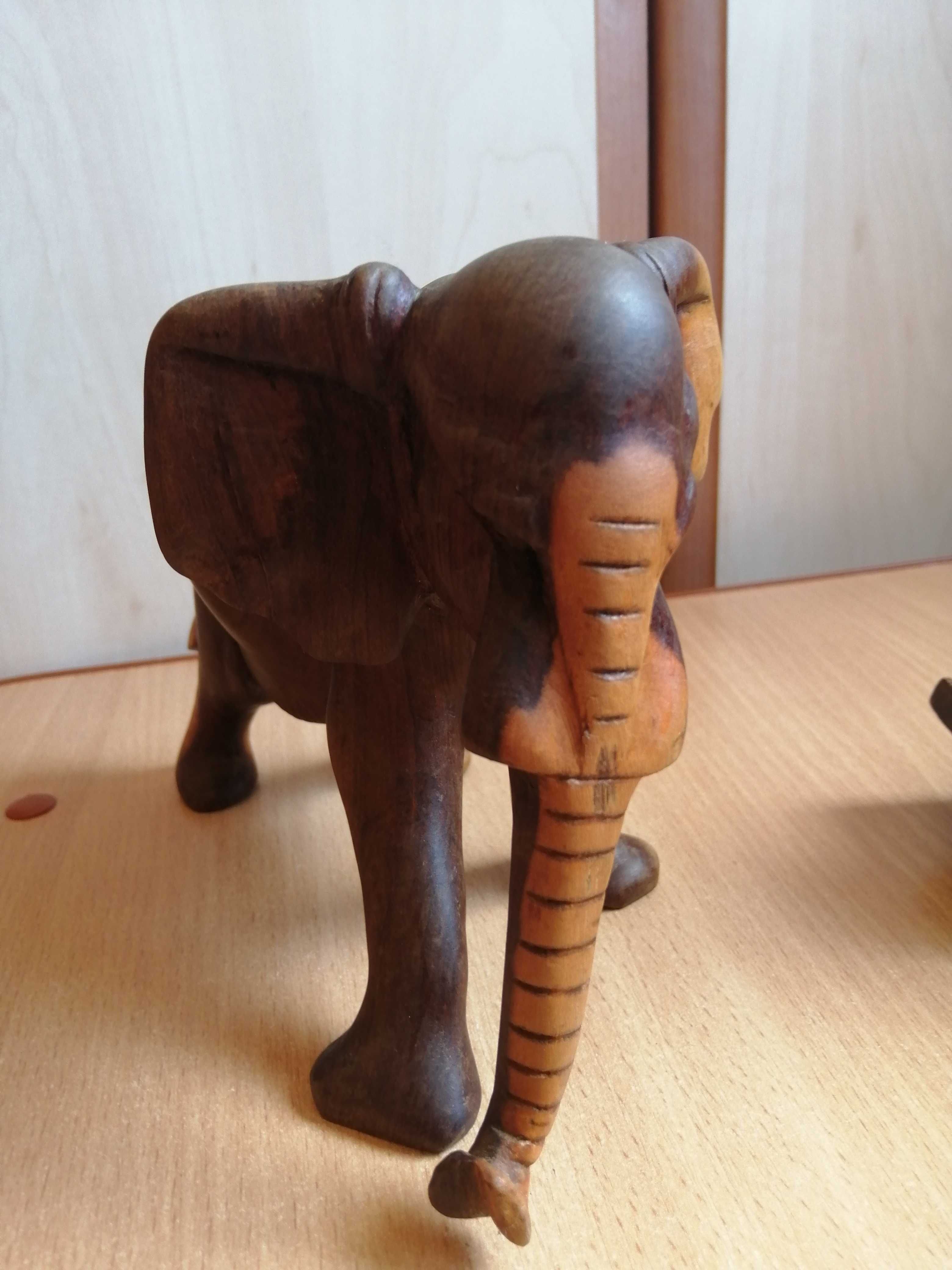 Elefanți din lemn