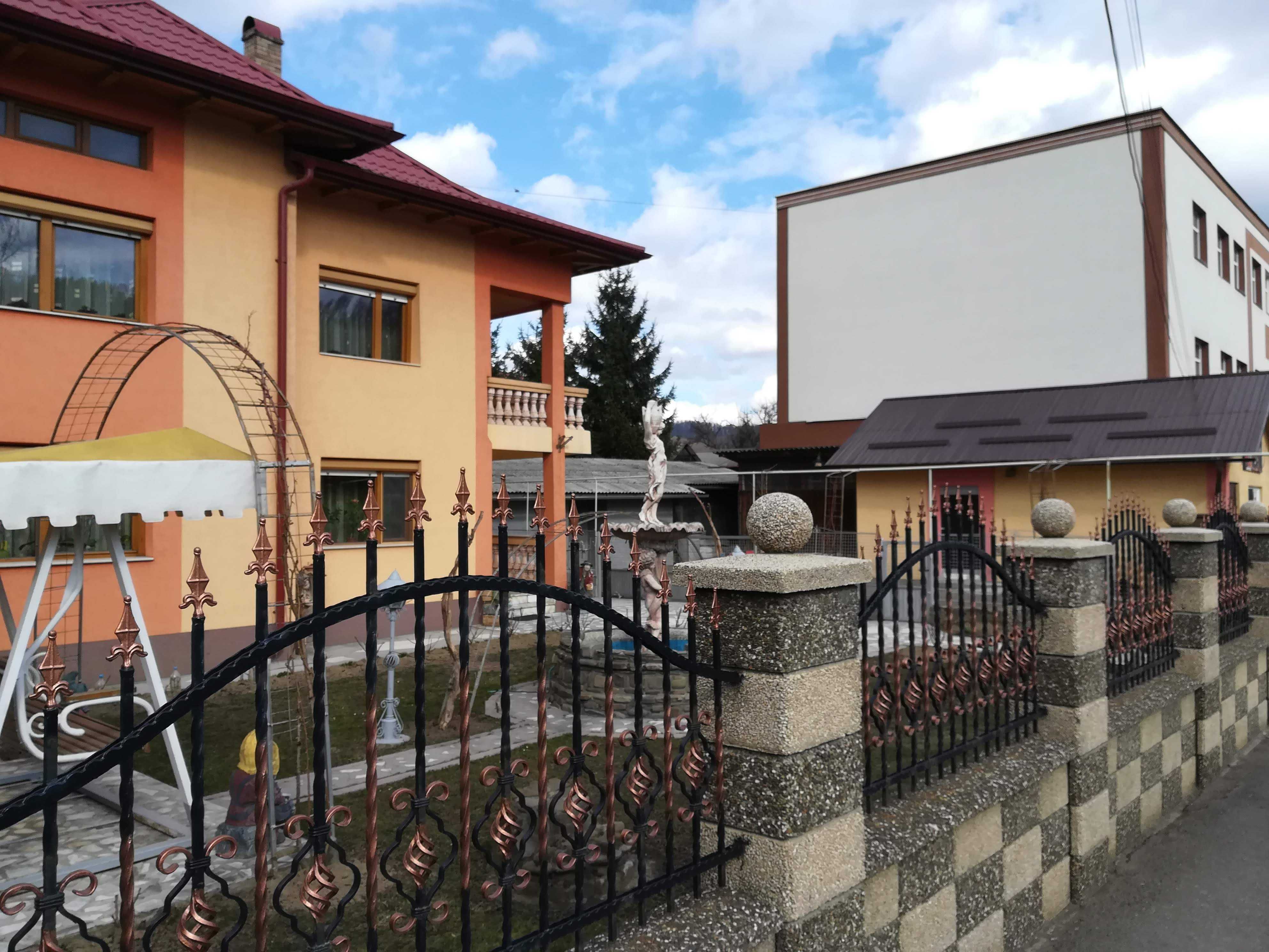 Casă / Vilă cu anexe și teren în Gura Humorului
