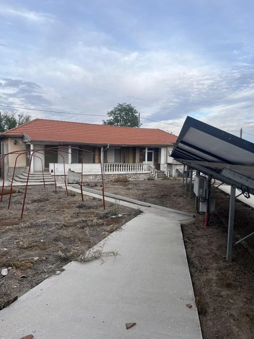 Къща с дворно място