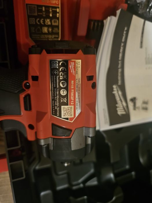 Pistol impact Milwaukee M18FIW2 12, acumulatori+încărcător
