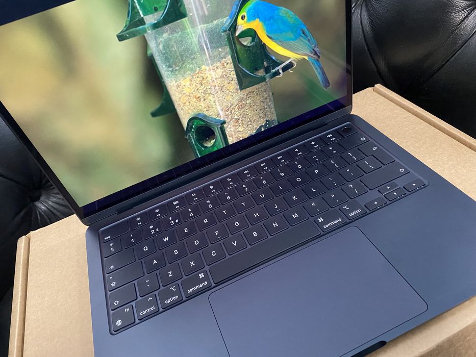 MacBook Air 13-inch / Apple M2 / 8 GB/ 256 GB / Ca nou |