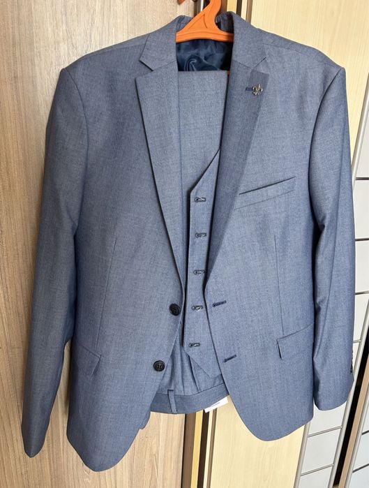 Продам костюм тройка не одевался ни разу .