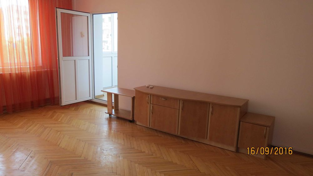 inchiriez o camera in apartament de 4 camere