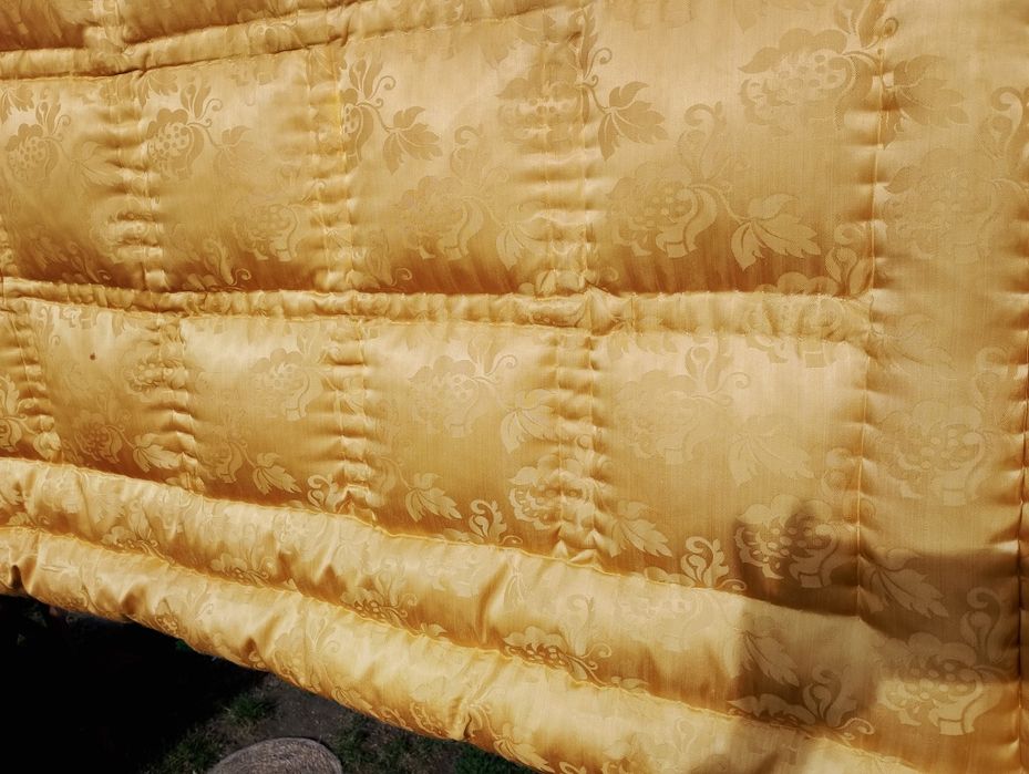 Vând plapuma foarte groasă, bine îndesată, umpluta cu pene de gasca