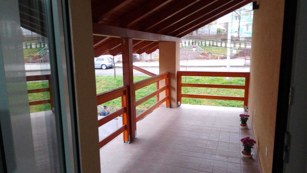 Închiriez mansardă cu 3 camere, 2 băi, un hol și o terasă