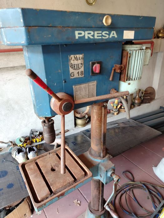 Bormasina cu coloana-masina de gaurit