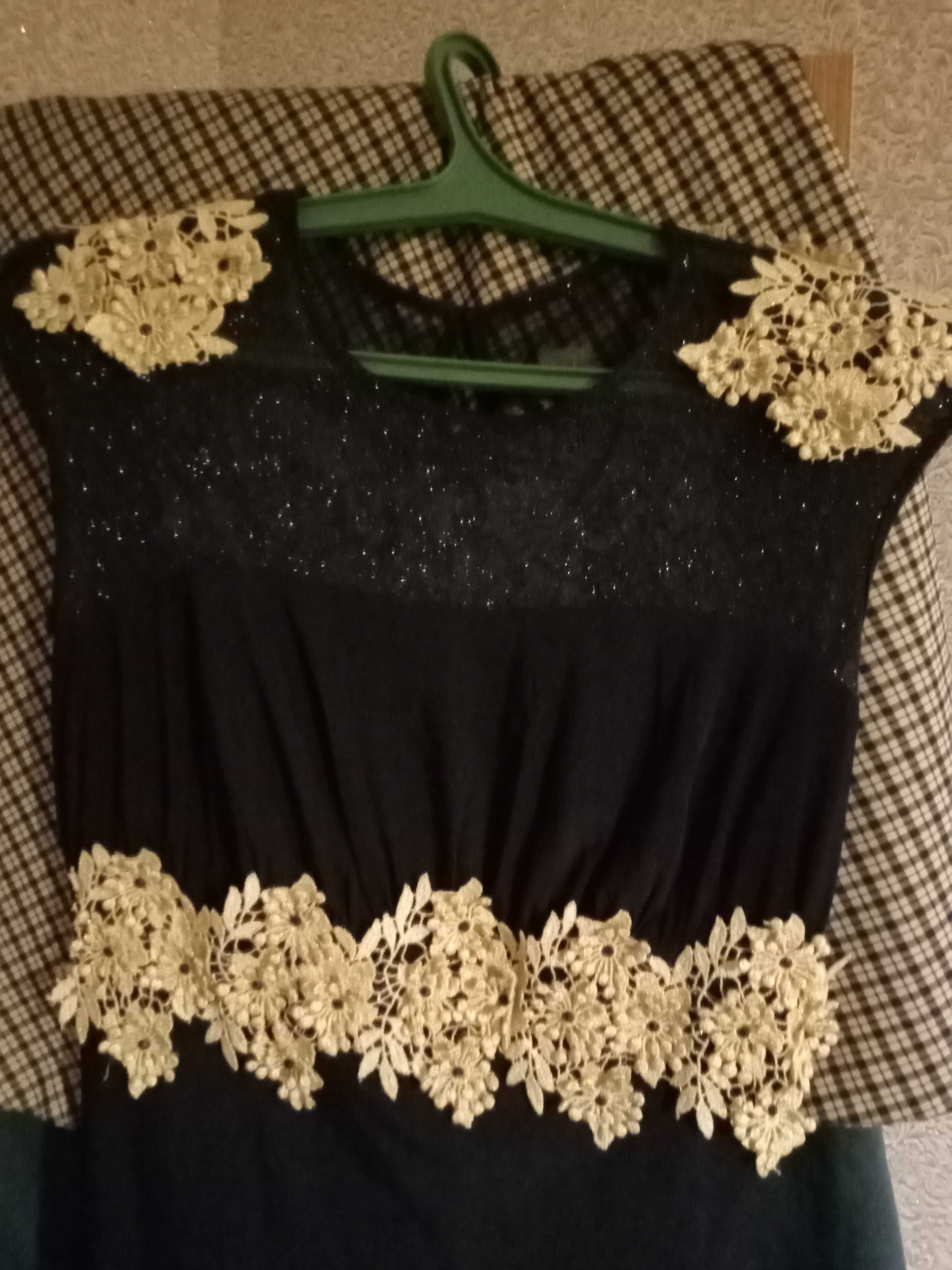 Вечернее платье с гипюровой вставкой и узорами из цветов