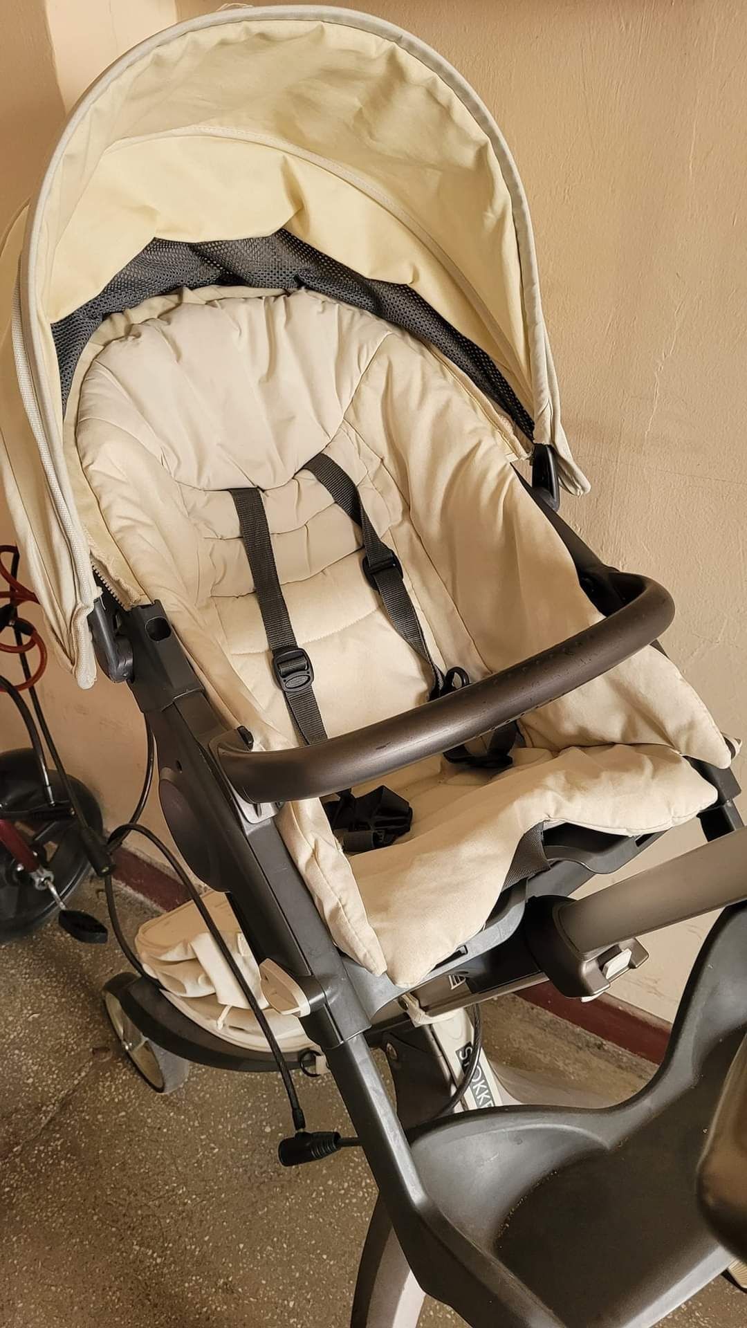 Vand carucior Stokke V2, sport, culoare crem, in stare foarte buna