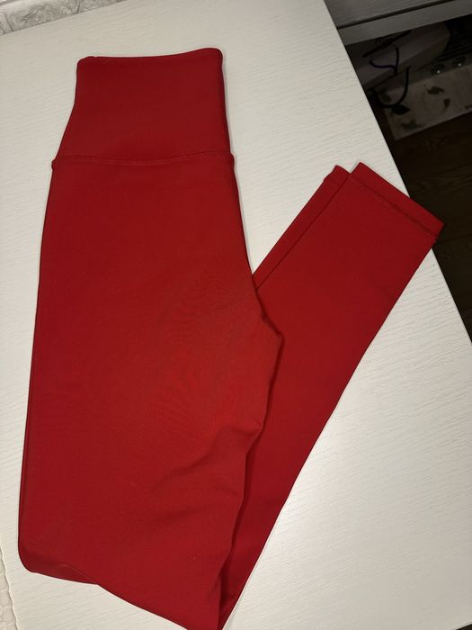 Красные лосины. Футболка