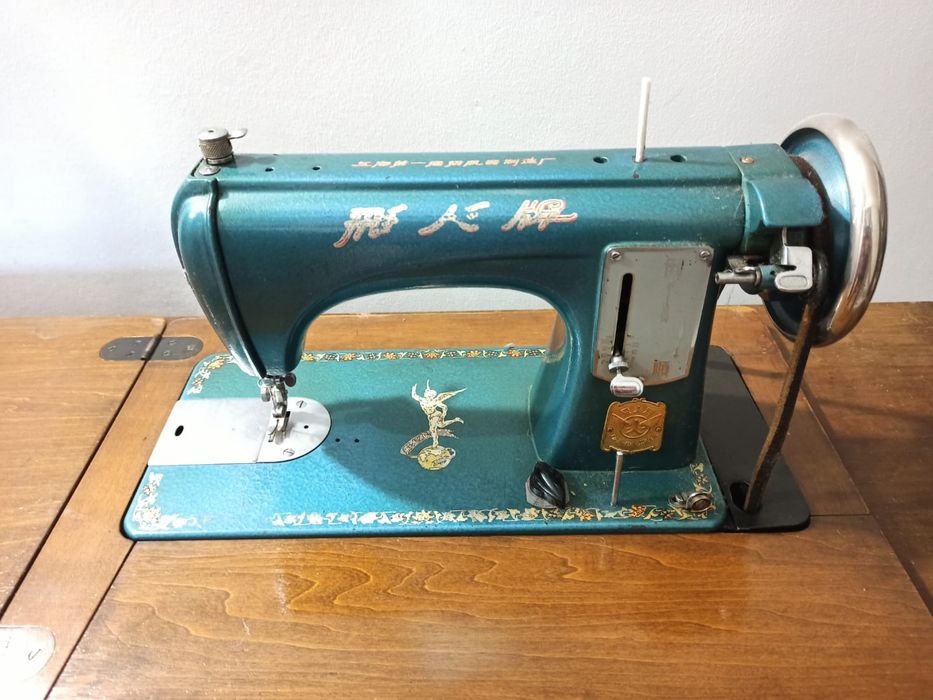 С Самал-2. Дом 76.Винтажная металлическая швейная машина.