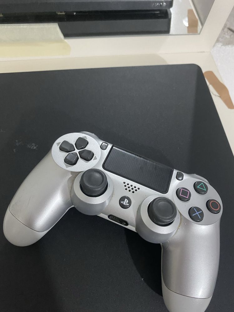 Продавам PS4 slim с джойстик