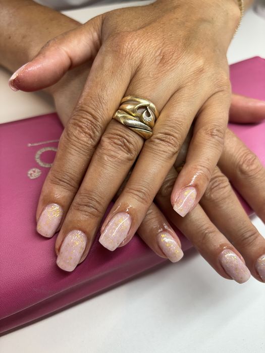 Manichiură cu ojă semipermanentă