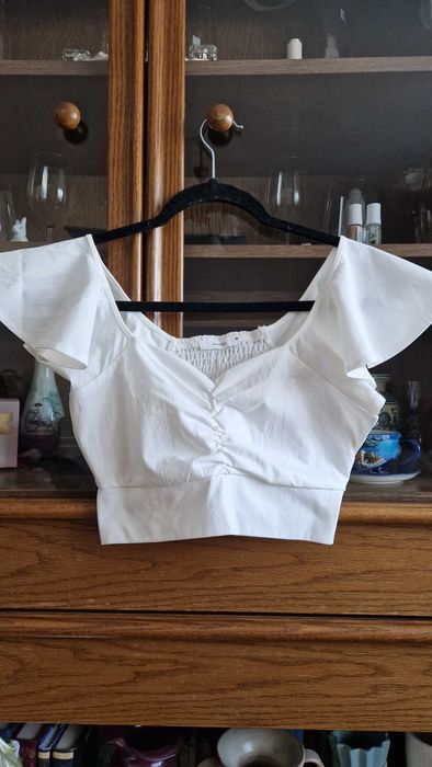 Top cu volane alb