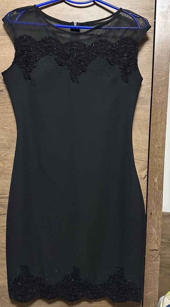 Rochie neagră de ocazie