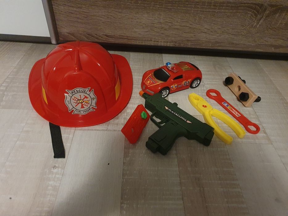 Пожарникарска каска,инструменти,пистолет,кола