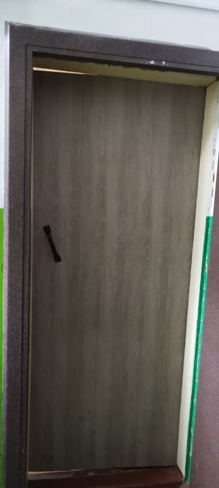 Продам деревянную дверь ширина 80